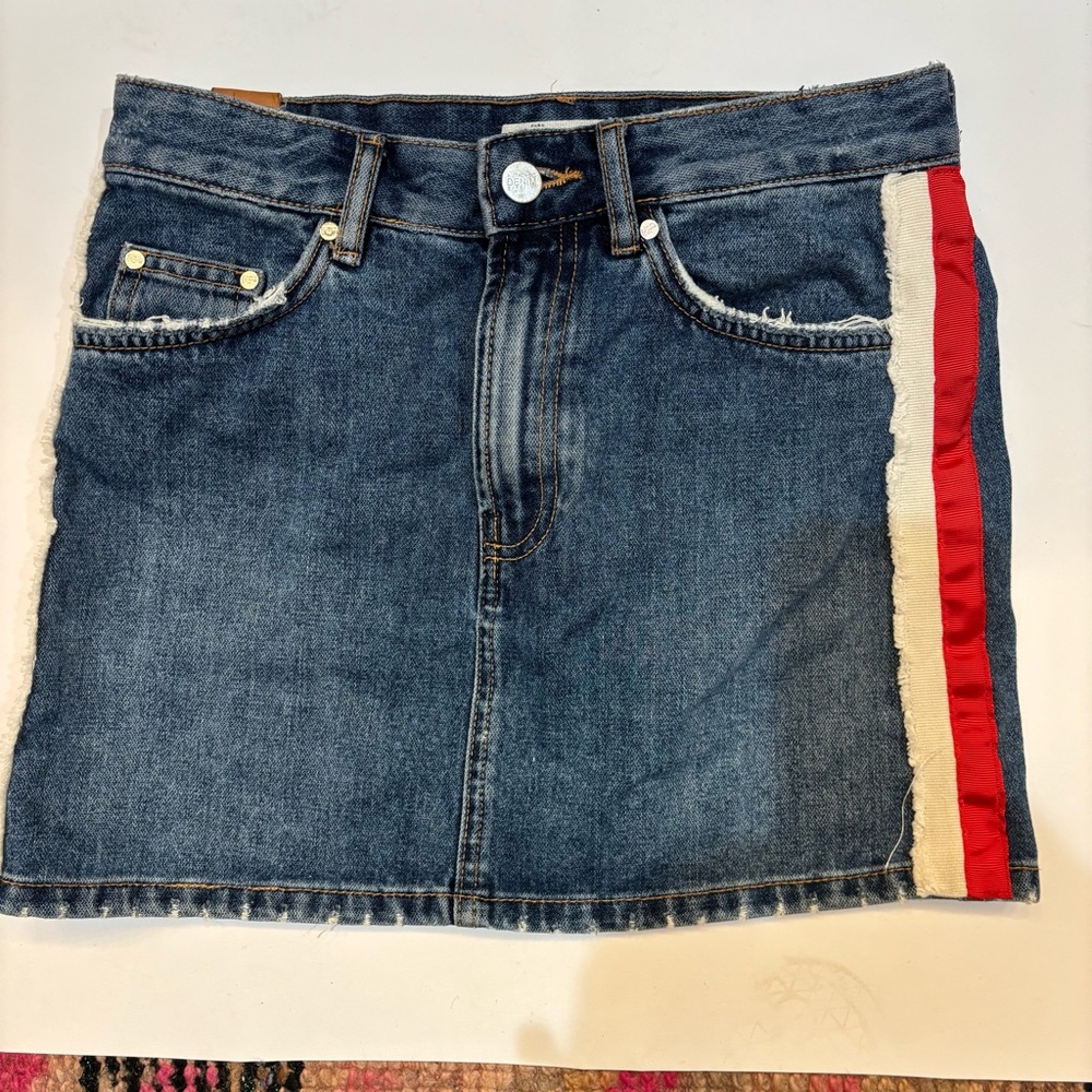 Authentic Denim by TRF
Cutes racer stripe denim
Mini skirt
Hello Spring!